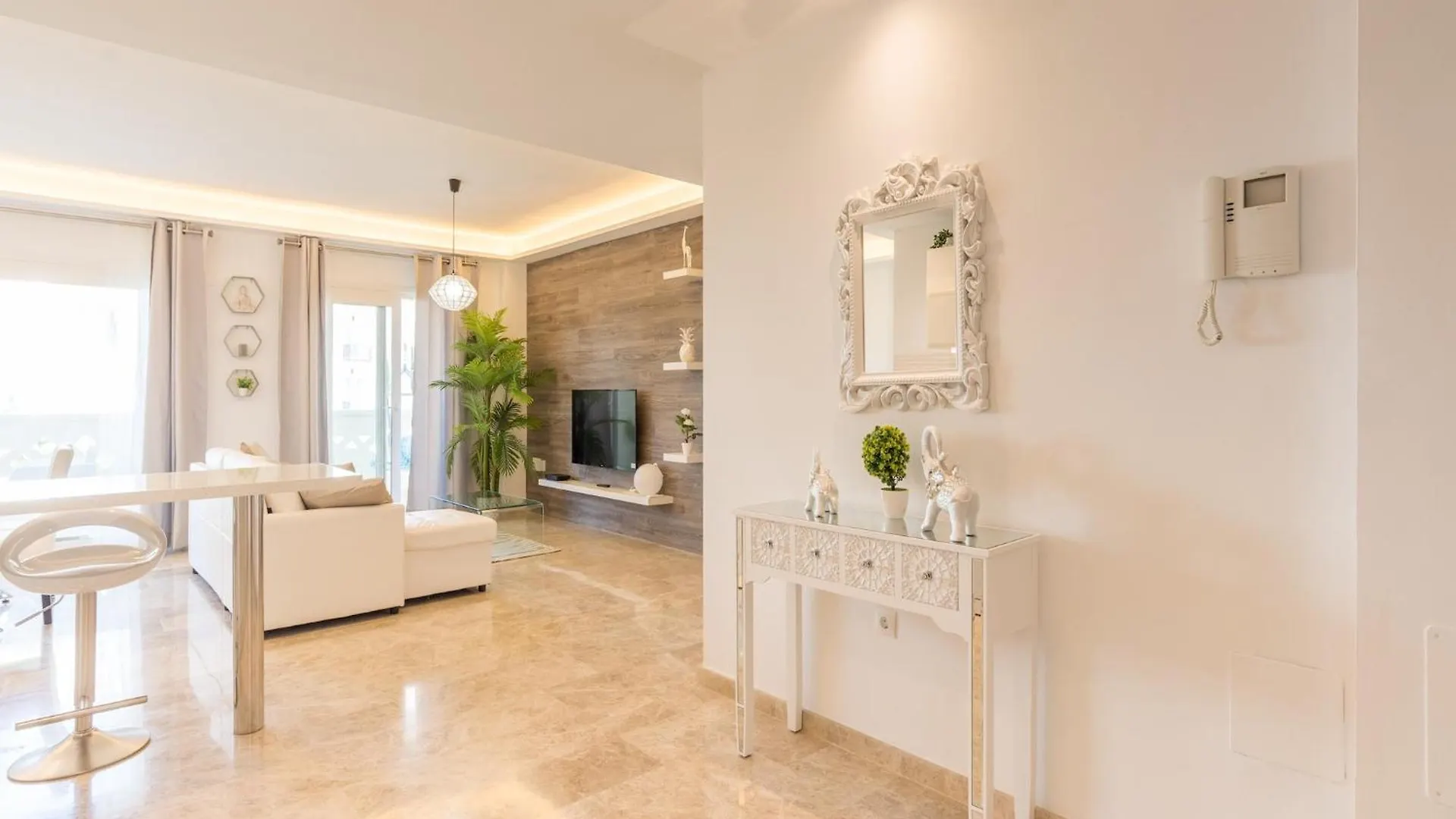 Sunny Apartment With Communal Pool Torremolinos