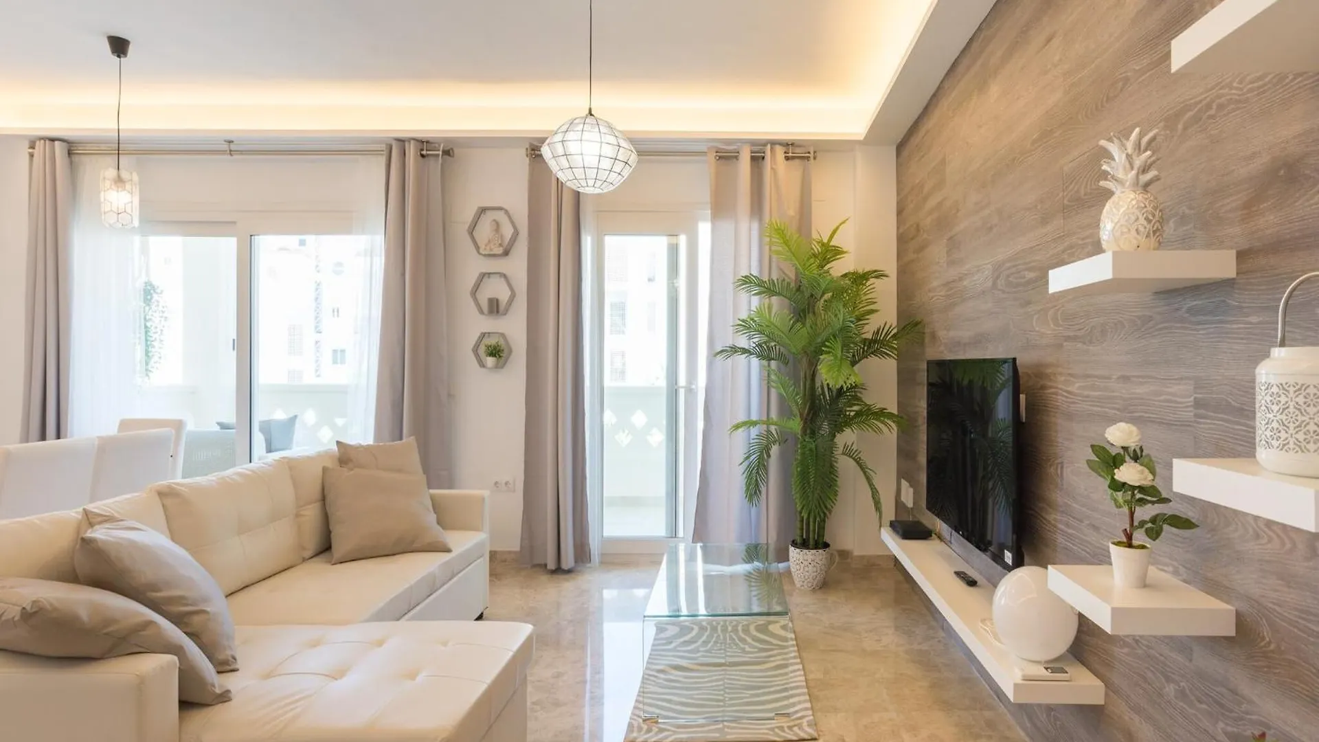 Sunny Apartment With Communal Pool Torremolinos